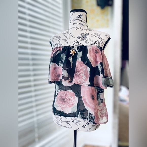 Must Have Women’s Small Floral Off-Shoulder Smocked Top • Ruffle Sleeve • EGUC - Picture 5 of 11